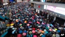 100多萬香港民眾8月18日冒雨前往維多利亞公園，參加香港公民陣線發起的“流水式”集會。