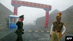 中國印度邊防軍人2008年7月10日在乃堆拉邊境口岸執勤。