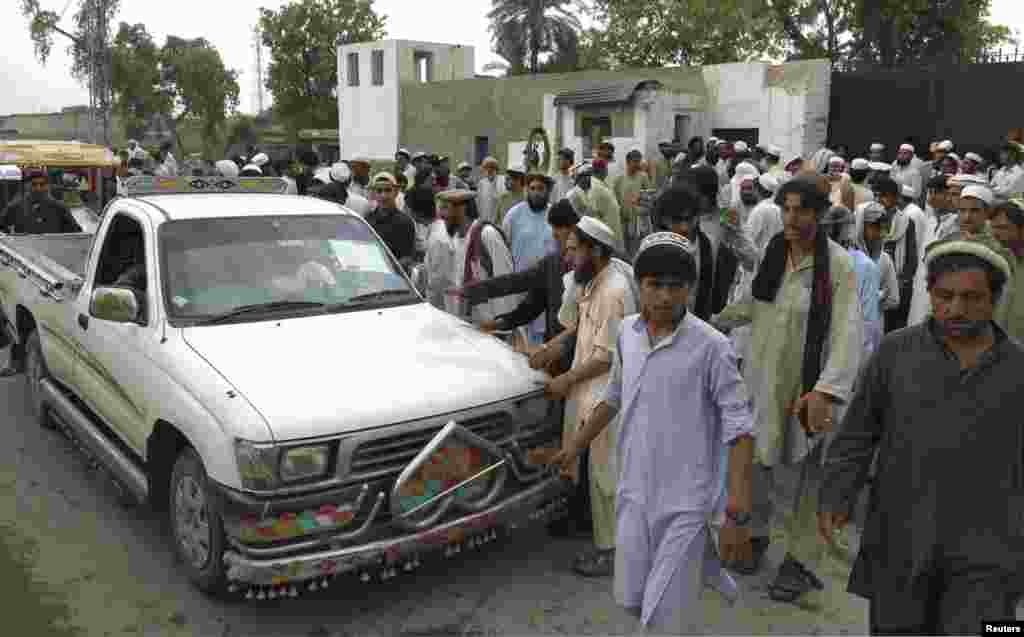 سرکاری اندازوں کے مطابق نقل مکانی کرنے والے تقریباً ڈیڑھ لاکھ لوگوں کا اندراج کیا جا چکا ہے۔