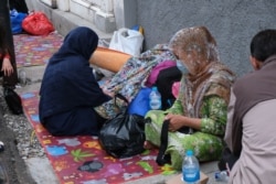 Pengungsi tersebut termasuk wanita dan anak-anak. Mereka telah tinggal di samping gedung UNHCR tersebut sekitar 1 tahun (foto: VOA/Indra Yoga)..