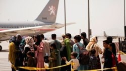 فڕۆکەخانەی نێودەوڵەتی کابوڵ، خەڵکی چاوەڕوان دەکەن بڕۆنە نێو فڕۆکە و لە ئەفغانستان دەربچن، ڕۆژی چورشەممە 18 ی هەشتی 2021