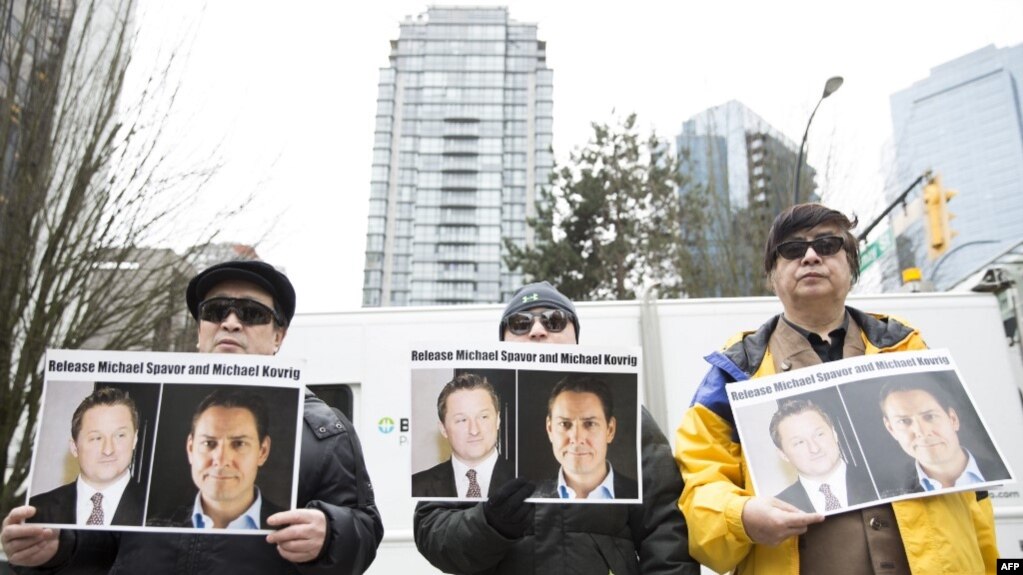 加拿大民众2019年3月6日在温哥华法院外呼吁中国释放被拘押的两名加拿大公民。（2019年3月6日）(photo:VOA)