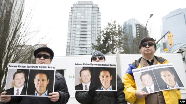 加拿大民众2019年3月6日在温哥华法院外呼吁中国释放被拘押的两名加拿大公民。（2019年3月6日）