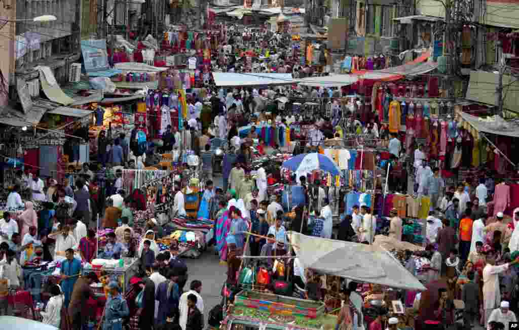 پیش از عید بازار ها در محلات مسلمان نشین در سرتاسر جهان به ویژه افغانستان به خاطر آمادگی عید جمع و جوش خاص می داشته باشد.