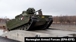 Norveško pejšadijsko borbeno vozilo CV9030 ukrcava se na voz tokom vježbe NATO-a pod nazivom „Spoj trozupca“ (Trident Juncture), Norveška, 24. oktobar 2018.