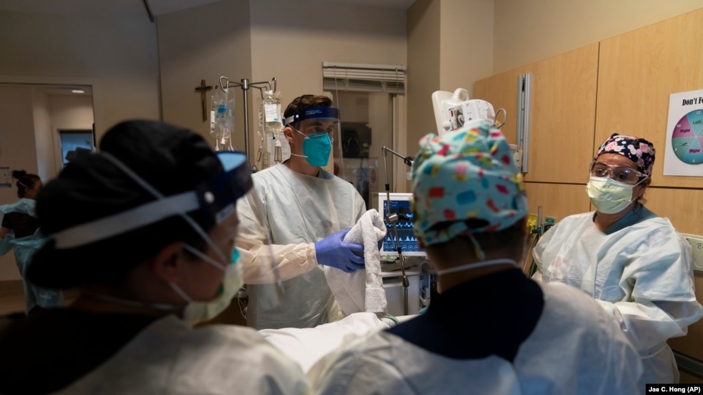 Đội ngũ bác sỹ, y tá đang chuẩn bị chữa trị cho bệnh nhân Covid-19 tại Bệnh viện Holy Cross ở Los Angeles, California