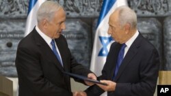 PM terpilih Benjamin Netanyahu (kiri) menerima surat kuasa dari Presiden Simon Peres untuk membentuk pemerintahan baru dalam upacara di Yerusalem, Sabtu (2/2). 