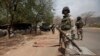 Des soldats nigérians patrouillent à un poste de contrôle à Gwoza, Nigeria, 8 avril 2018.