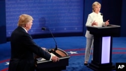 19일 미국 네바다 주 라스베이거스에서 열린 대선 후보 3차 TV 토론에서 공화당의 도널드 트럼프 후보(왼쪽)와 민주당의 힐러리 클린턴 후보가 토론을 벌이고 있다.