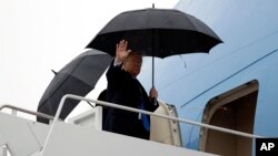 Predsjednik Trump i prva dama Melania ulaze u predsjedničlki avion, pred put za London gdje se održava samit NATO-a (Foto: AP/ Evan Vucci)