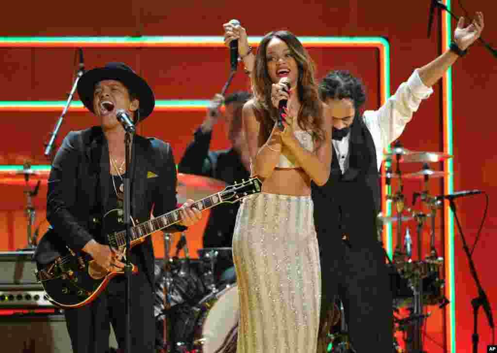 Rihanna junto a Bruno Mars rinden tributo a Bob Marley. 