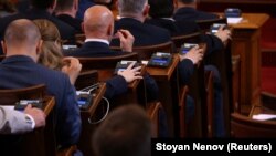 Poslanici bugarskog parlamenta tokom glasaju za ukidanje veta na početak pregovora Severne Makedonije i EU (REUTERS/Stoyan Nenov)