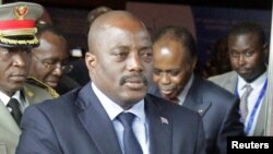 Le président congolais Joseph Kabila arrive au sommet des Chefs d’Etat de l’Afrique centrale et australe sur la crise en RDC, à Luanda, Angola, 21 octobre 2016.