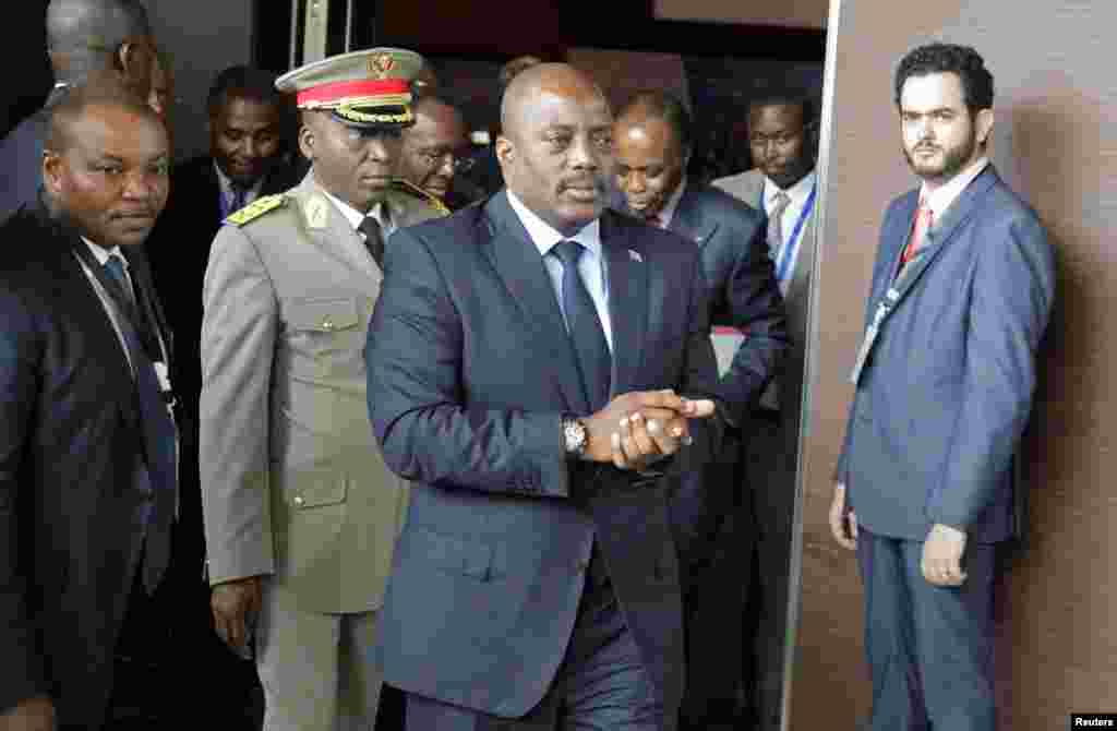 Le président congolais Joseph Kabila arrive au sommet des Chefs d&rsquo;Etat de l&rsquo;Afrique centrale et australe sur la crise en RDC, à Luanda, Angola, 26 octobre 2016.