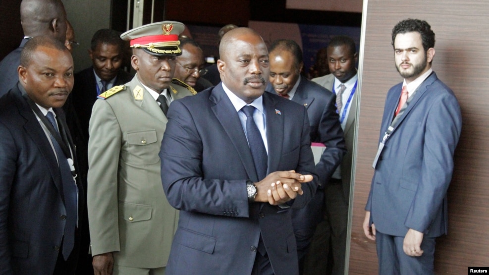 Le président congolais Joseph Kabila arrive au sommet des Chefs d’Etat de l’Afrique centrale et australe sur la crise en RDC, à Luanda, Angola, 21 octobre 2016.