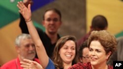 Presiden Brazil yang diberhentikan sementara, Dilma Rousseff, menghadiri sebuah rapat umum (24/8). Brasilia, Brazil (foto: AP Photo/Eraldo Peres)