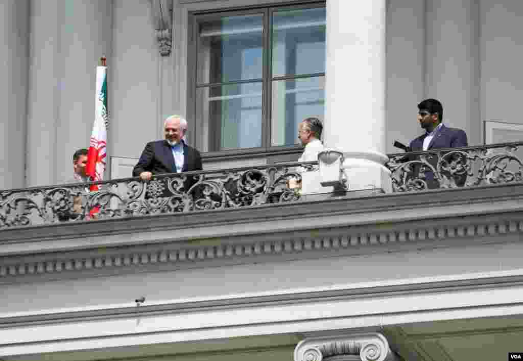 محمدجواد ظریف وزیر خارجه ایران در بالکن هتل کوبورگ وین محل برگزاری مذاکرات اتمی ایران و گروه ۱+۵