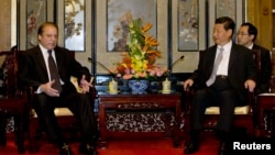 PM Pakistan Nawaz Sharif (kiri) saat bertemu Presiden China Xi Jinping di Beijing (foto: dok).