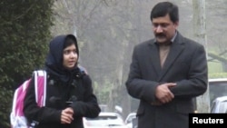 Malala Yousufzai berjalan bersama ayahnya Ziauddin menuju sekolah menengah khusus perempuan Edgbaston di Birmingham (19/3). 