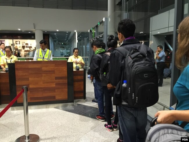 Cambodian workers at Phnom Penh International Airport traveling to Seoul, South Korea. South Korea is popular with Cambodian workers because it offers better working conditions, higher wages and human rights respect. (Poch Reasey/VOA Khmer)