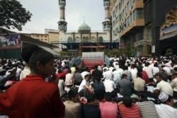 Warga Muslim Uighur melakukan salat Jumat di masjid kota Urumqi, Xinjiang (foto: dok). Menurut Deplu AS, penahanan massal warga Muslim-Uighur di Xinjiang terus berlanjut.