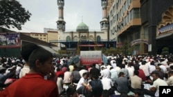 ຊາວ​ວີ​ເກີ ພາ​ກັນ​ສູດ​ມົນ​ໃນ​ວັນ​ສຸກ ຢູ່​ທີ່ວັດ ໃນ​ເມືອງ ອູ​ຣຳ​ກີ (Urumqi) ທາງ​ພາກ​ຕາ​ເວັນ​ຕົກ​ປະ​ເທດ​ຈີນ ໃນ​ແຂວງ ຊິນ​ຈຽງ ວັນ​ທີ 8 ສິງ​ຫາ 2008.