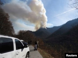 Motorists stop to view wildfires in the Great Smokey Mountains near Gatlinburg, Tennessee, U.S., November 28, 2016.