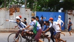 緬甸民眾2021年3月14日在仰光將一名中彈示威者送往急救室（路透社）