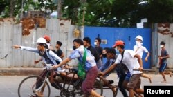Đưa người biểu tình bị bắn đi cấp cứu ở Yagon ngày 14/3/2021.