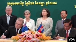 Bộ trưởng Bộ Nội vụ Campuchia Sar Kheng và Bộ trưởng Bộ Di trú Australia ký thỏa thuận về việc tái định cư người tị nạn ở Campuchia, 26/9/14