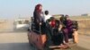 آوارگان سوری در حال ترک حما