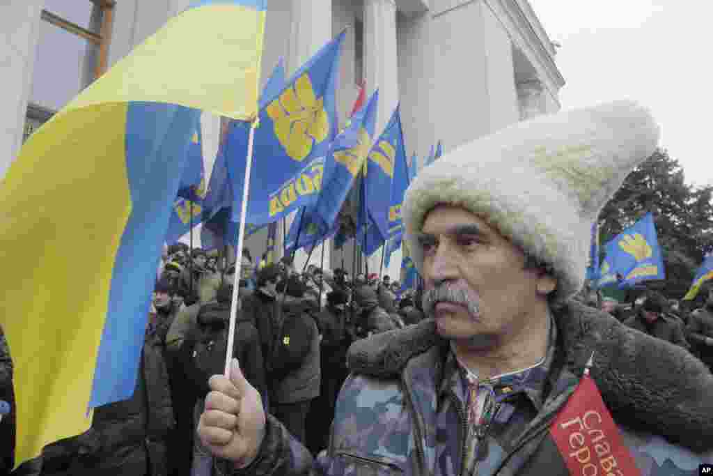 Demonstran anti-Yanukovych ikut pawai di luar gedung parlemen di Kyiv, Ukraina, 27 Februari 2014.