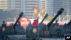 북한 노동당 창건 70주년을 맞아 10일 평양 김일성 광장에서 열린 열병식에서 탱크 부대가 행진하고 있다.