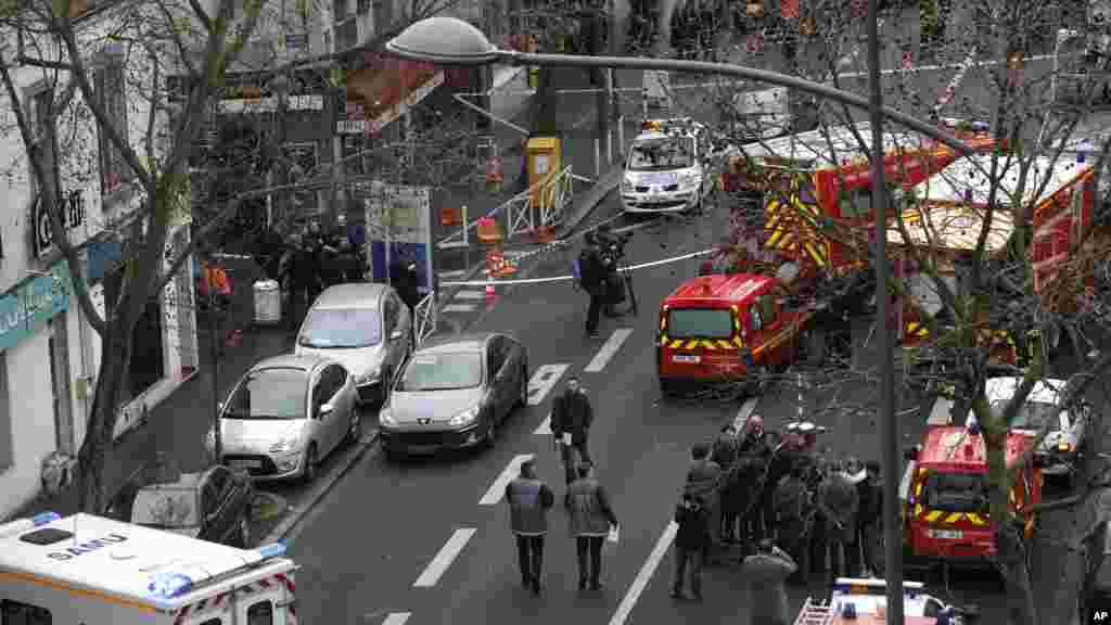 Des policiers, des pompiers et des secouristes se déploient sur le site d&#39;une fusillade à Montrouge, au sud de Paris, le 8 janvier 2015.