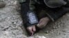 یک سرباز افغان در حال آموزشِ یافتن و خنثی کردن مین های ضدنفر