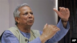 Mohammad Yunus, Nobel Peace Prize winner and founder of the Grameen Bank, speaks during a press conference in New Delhi, India, March 31, 2009 (file photo)