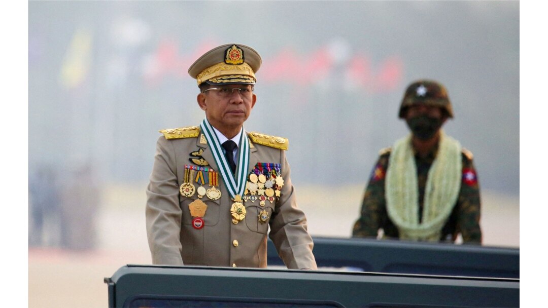 Kepala junta Myanmar Jenderal Senior Min Aung Hlaing memimpin parade tentara pada Hari Angkatan Bersenjata di Naypyitaw, Myanmar, 27 Maret 2021. (REUTERS).