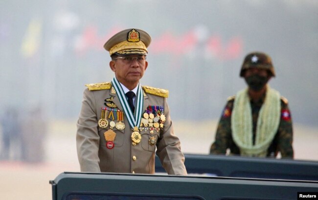Kepala junta Myanmar Jenderal Senior Min Aung Hlaing, yang menggulingkan pemerintah terpilih dalam kudeta pada 1 Februari 2021, memimpin parade tentara pada Hari Angkatan Bersenjata di Naypyitaw, Myanmar, 27 Maret 2021. (Foto: Reuters)