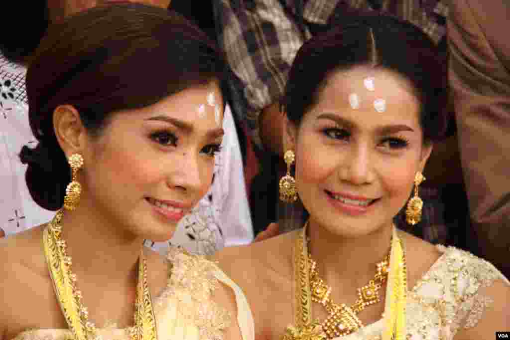 Same-sex brides Arisa Thanommek and Pacharee Hungsabut. (Daniel Schearf/VOA)