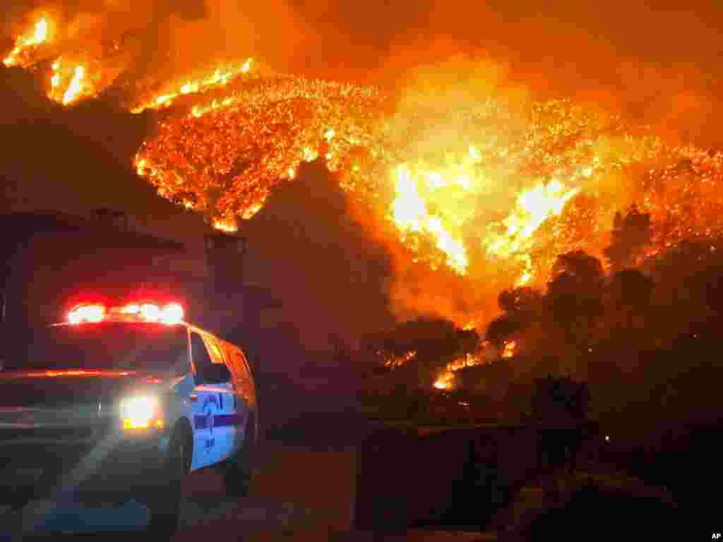 미국 캘리포니아주 몬테시토에서 산불 진화 작업이 계속되는 가운데 벨라비스타드라이브 주변 산등성가 불타고 있다. 산타바라라 카운티 소방국이 제공한 사진.