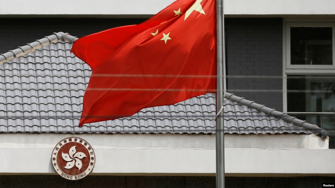 中国国旗在香港特区政府办公楼外飘扬。（2020年5月25日）