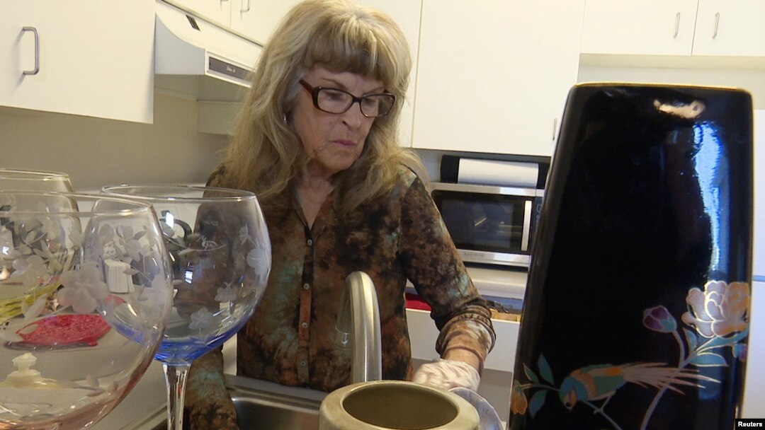 Gayle McCormick di dapur apartemennya di Bellingham, Washington (2/2).