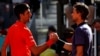 Pozdrav Novak Đokovića i Dominika Tima na mreži posle polufinalnog meča na terenu "Manolo Santana" u Madridu (Foto: Reuters/Susana Vera) 