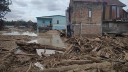 Material lumpur bercampur batang-batang kayu, terbawa banjir bandang yang menerpa pemukiman masyarakat di Masamba, Luwu Utara, Sulawesi Selatan, 14 Juli 2020. (Foto: Tim SAR UNHAS Makassar)