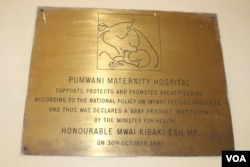 The Pumwani Maternity Hospital's policy on breastfeeding is displayed on this bronze plate. (R. Ombuor/VOA)