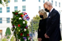 Predsjednik Biden i prva dama Jill polažu vijenac u Pentagonu.