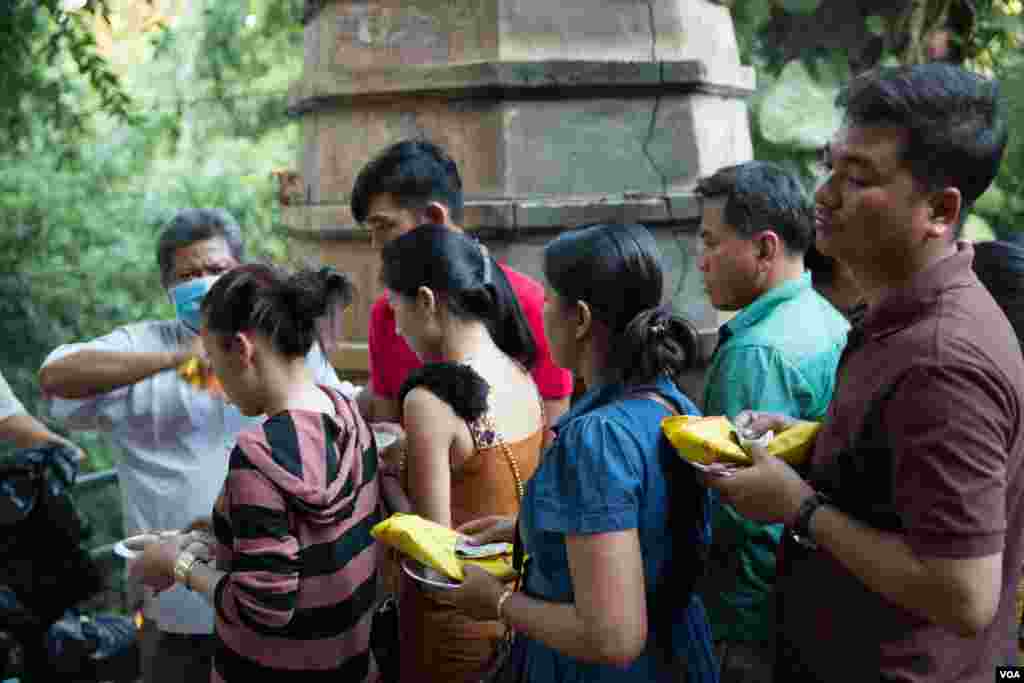 ប្រជាជនខ្មែរ ខ្មែរកាត់ចិន និងខ្មែរកាត់វៀតណាមរាប់ពាន់នាក់បានទៅធ្វើការបន់ស្រន់សុំសេចក្តីសុខនៅវិហារព្រះចៅលើរមណីយដ្ឋានវត្តភ្នំ អំឡុងថ្ងៃបុណ្យចូលឆ្នាំចិន វៀតណាម កាលពីព្រឹកថ្ងៃទី០៤ ខែកុម្ភៈ ឆ្នាំ២០១៩។(ទុំ ម្លិះ/VOA)