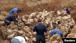 Ekspertlar Srebrenitsa qatliomi qurbonlarining ommaviy qabrida. Bosniya va Gersegovina, sentabr, 1996.