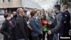 Građani stoje u redu za vakcinu u tržnom centru Ušće
