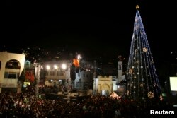 Para pengunjung menyaksikan penyalaan pohon Natal di Nazaret, 12 Desember 2012.